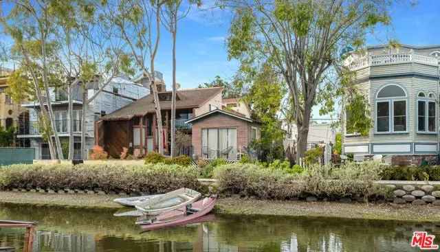 Single-family house For Sale in 415, Sherman Canal, Los Angeles, California