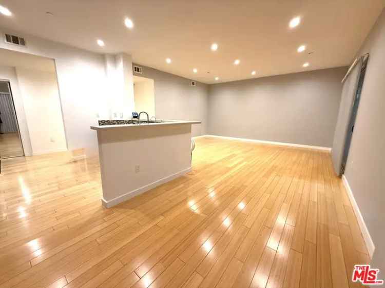 Condo For Sale in 966, South Saint Andrews Place, Los Angeles, California