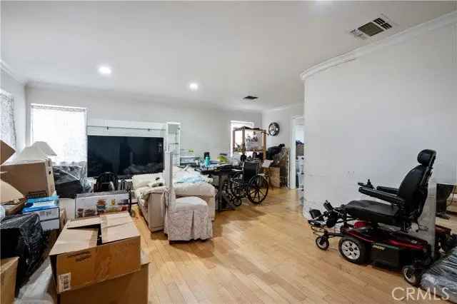 Single-family house For Sale in Long Beach, California