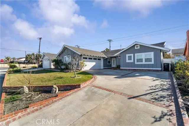 Single-family house For Sale in Huntington Beach, California