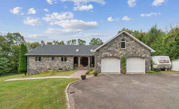 Single-family house For Sale in 1069, Andrew Mountain Road, Naugatuck, Connecticut