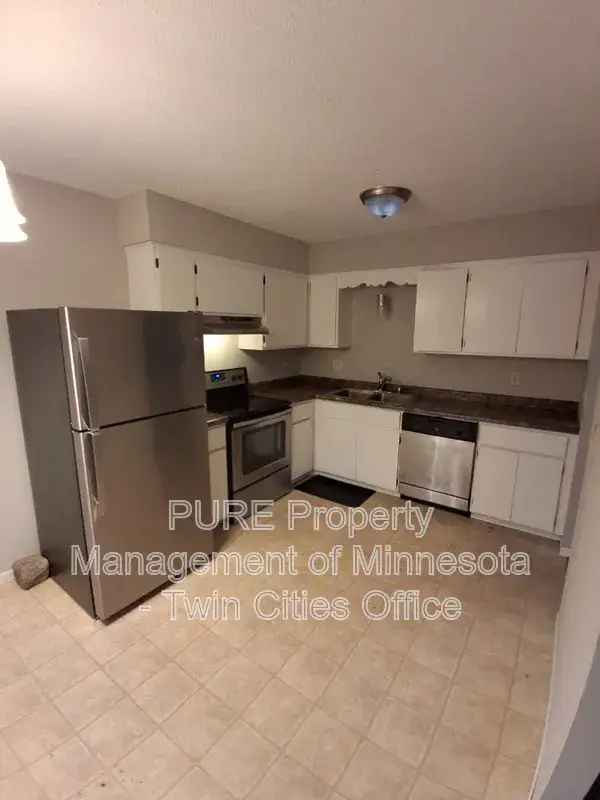 2 Bedroom Apartment in Como Park - Spacious Deck and Stainless Appliances