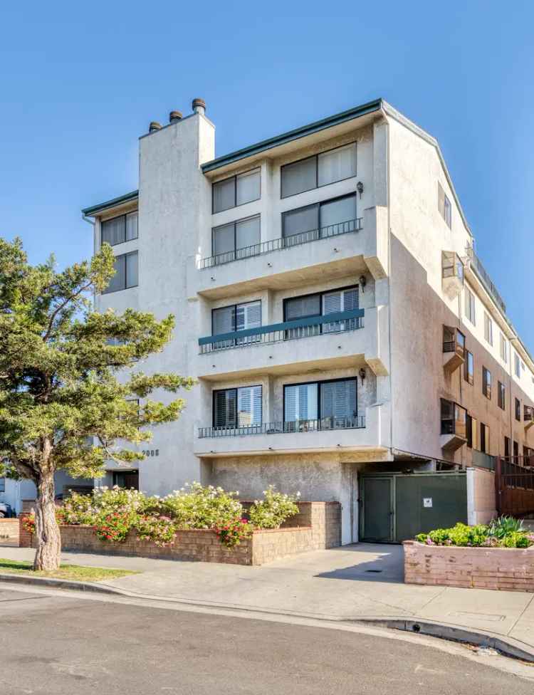 Condo For Sale in 2008, South Bentley Avenue, Los Angeles, California