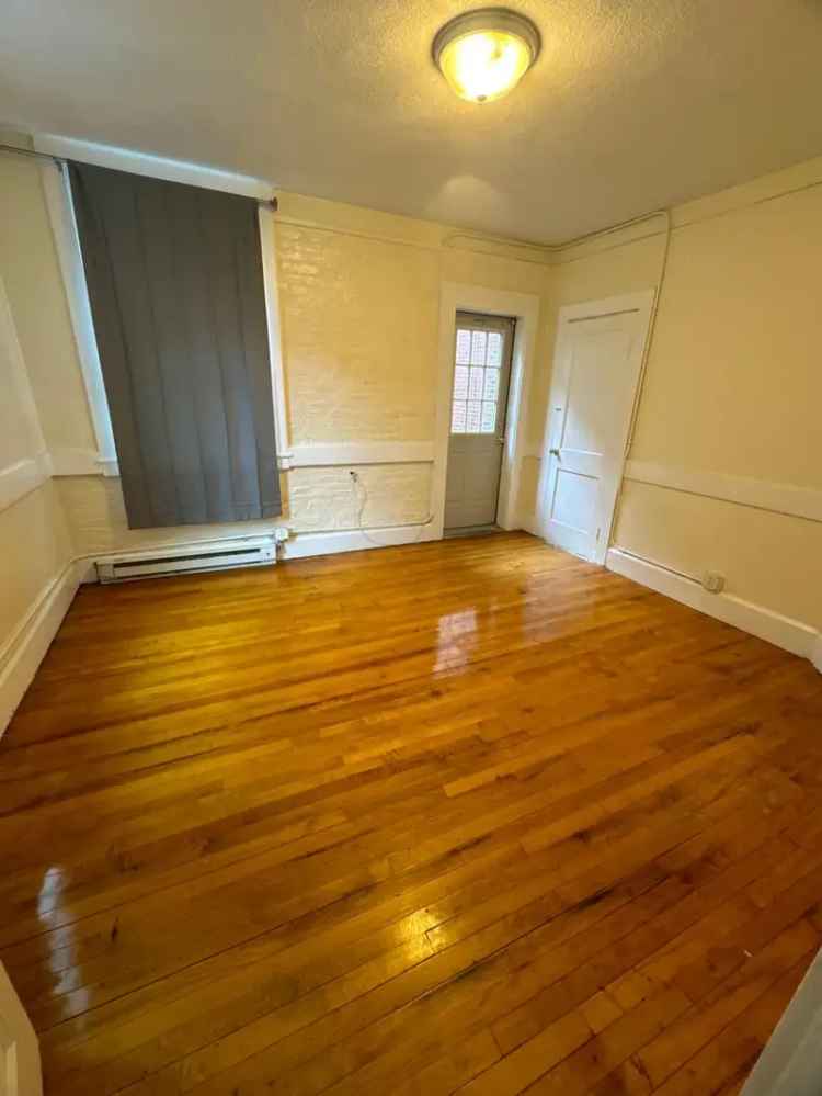 North End Brownstone 1 or 2 Bedroom Apartment