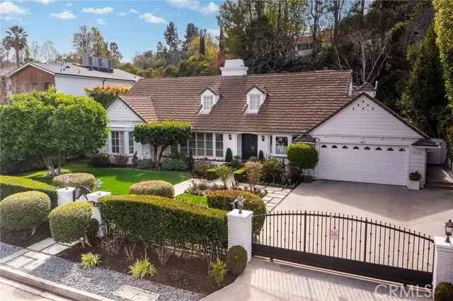 Single-family house For Sale in 15530, Valley Vista Boulevard, Los Angeles, California