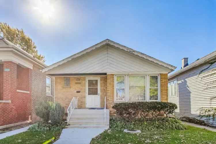 Single-family house For Sale in 5807, West 64th Street, Chicago, Illinois