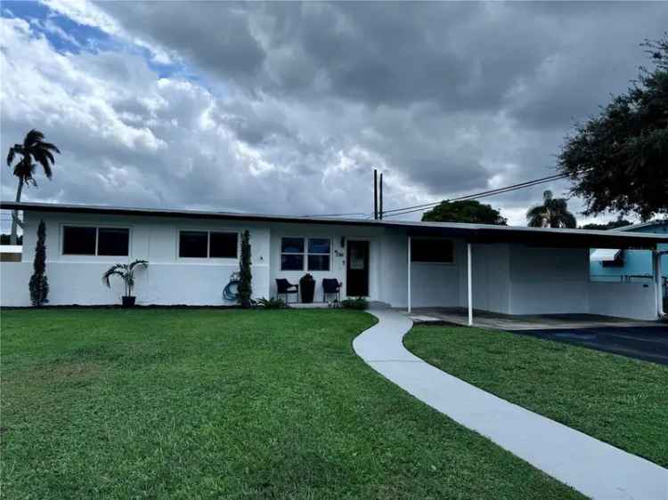 Single-family house For Sale in Palm Springs, Florida