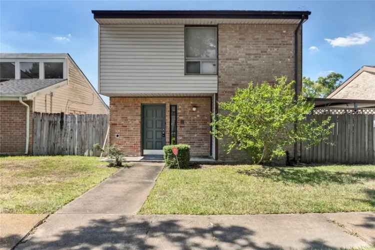 Single-family house For Sale in 4804, Oak Hollow Street, Baytown, Texas