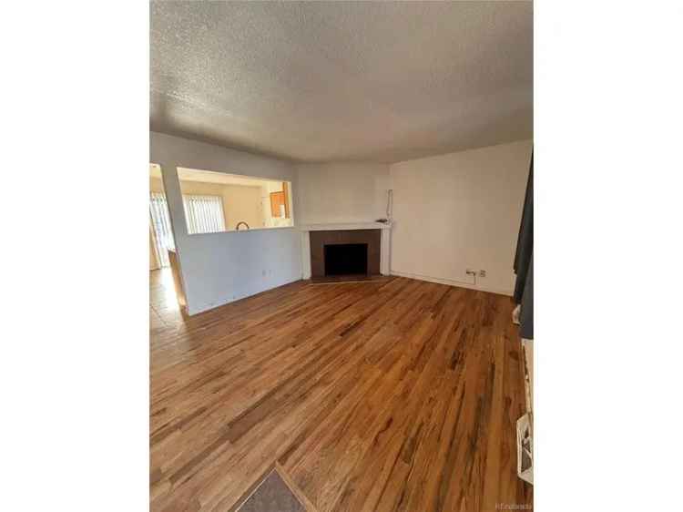 Single-family house For Sale in Centennial, Colorado