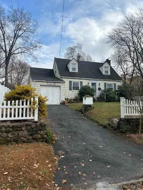 Single-family house For Sale in 99, Woodbury Avenue, Stamford, Connecticut