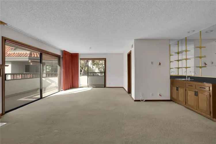 Single-family house For Sale in Long Beach, California