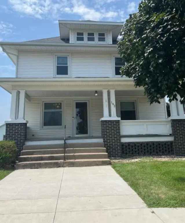 Single-family house For Sale in 103, 3rd Avenue, Newhall, Iowa