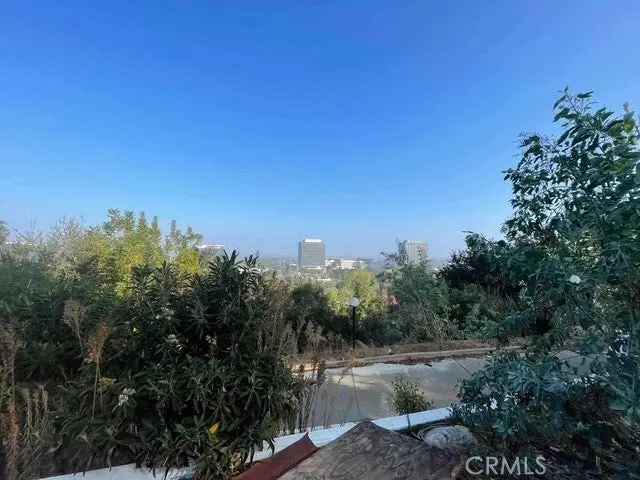 Single-family house For Sale in 4418, Woodley Avenue, Los Angeles, California