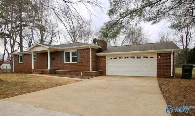 Single-family house For Sale in 120, Lowe Road, Hazel Green, Alabama