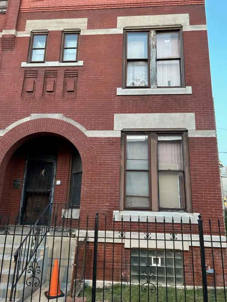 Multi-family house For Sale in 3633, South Calumet Avenue, Chicago, Illinois