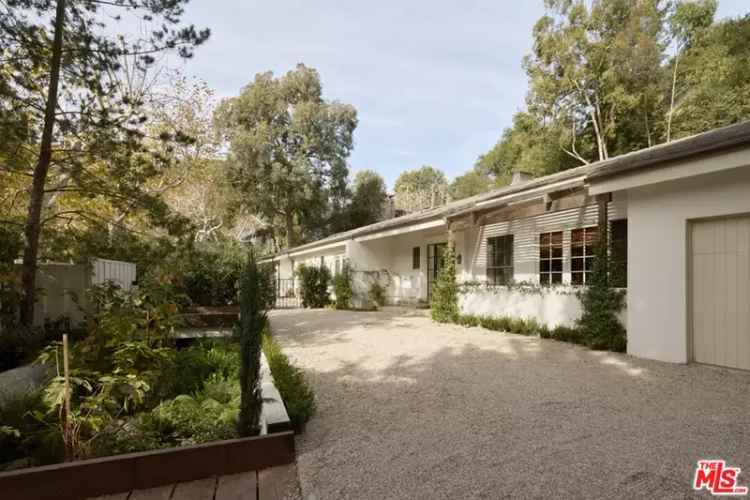 Single-family house For Sale in 2420, Mandeville Canyon Road, Los Angeles, California