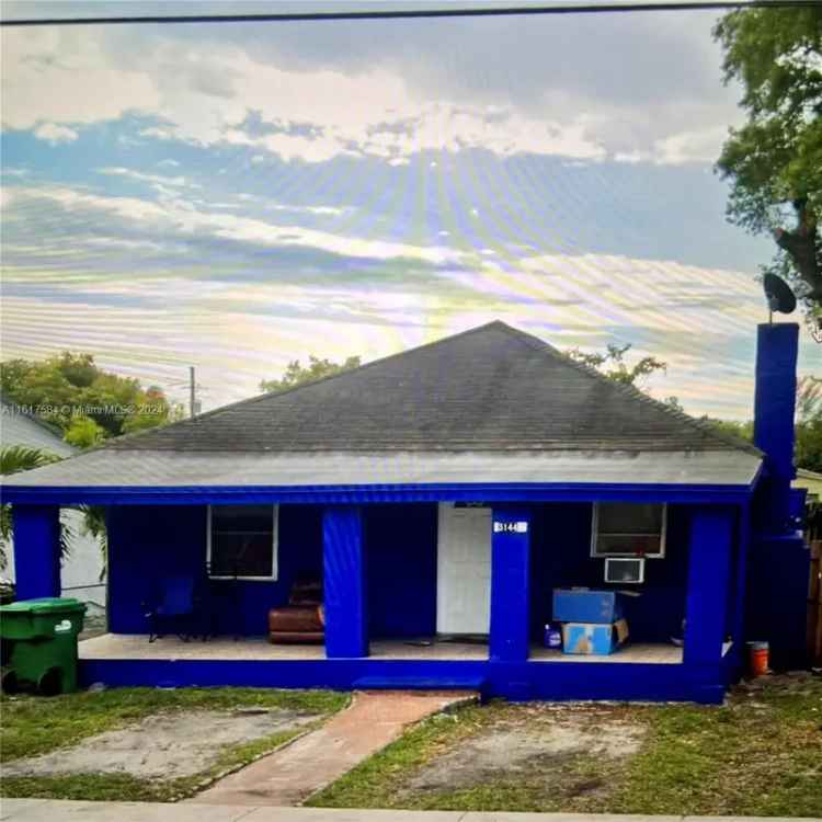 Single-family house For Sale in 3144, Northwest 60th Street, Hialeah, Florida