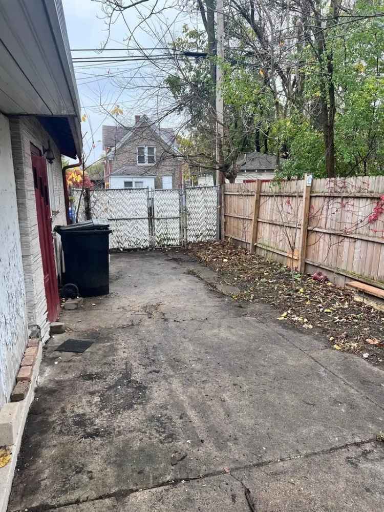 Single-family house For Sale in 11935, South Stewart Avenue, Chicago, Illinois