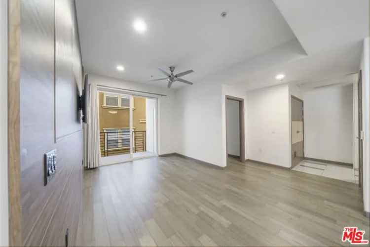 Condo For Sale in 903, South New Hampshire Avenue, Los Angeles, California