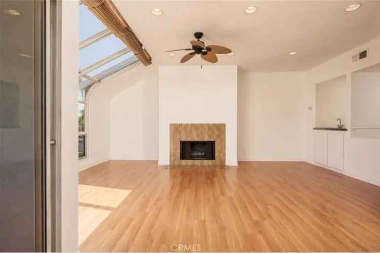 Single-family house For Sale in Huntington Beach, California