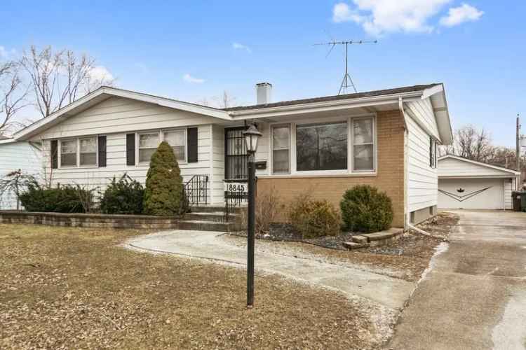 Single-family house For Sale in 18845, Park Avenue, Lansing, Illinois