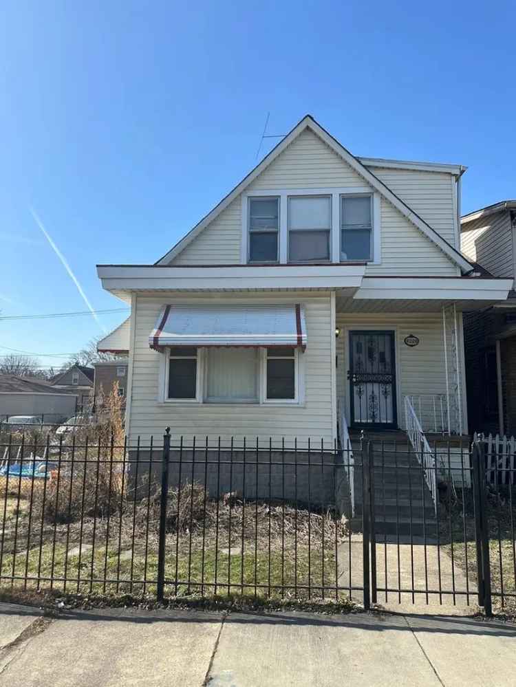 Multi-family house For Sale in Chicago, Illinois