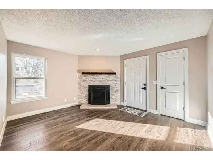 Single-family house For Sale in 909, South Dawson Way, Aurora, Colorado