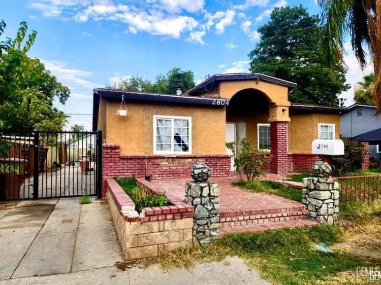 Single-family house For Sale in Bakersfield, California