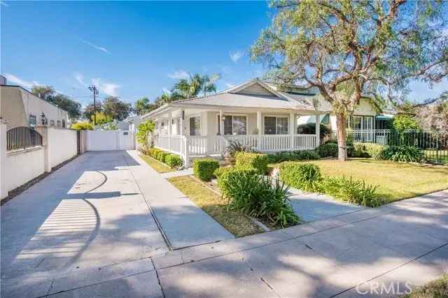 Single-family house For Sale in 323, North Woods Avenue, Fullerton, California