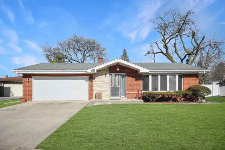 Single-family house For Sale in 554, East 168th Place, South Holland, Illinois