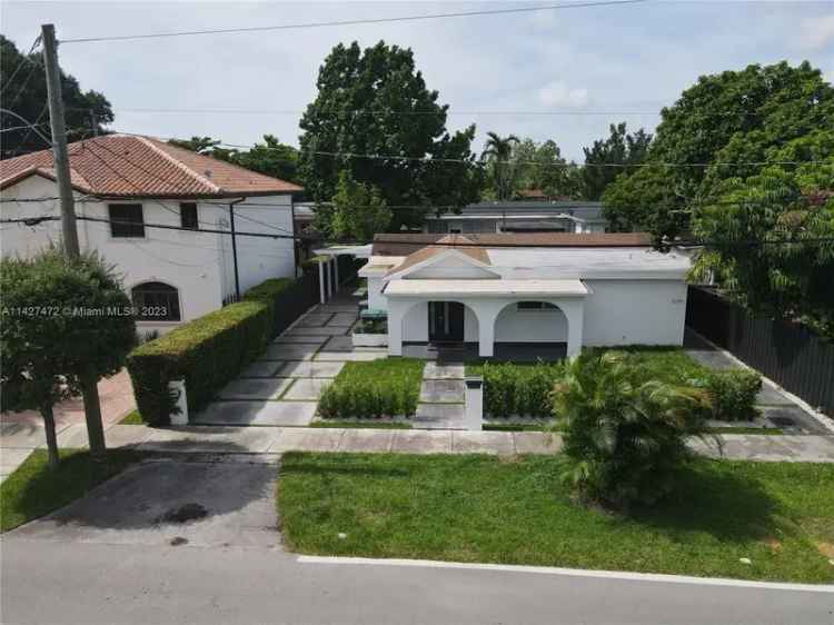 Multi-family house For Sale in 4288, Southwest 9th Street, Hialeah, Florida