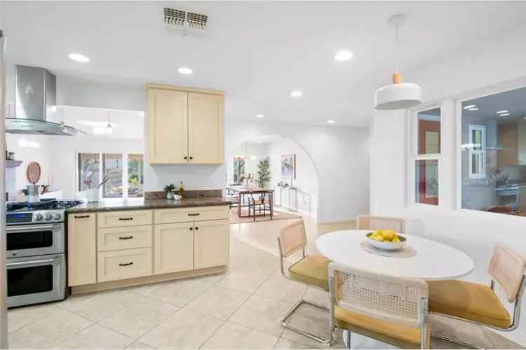 Single-family house For Sale in Calabasas, California