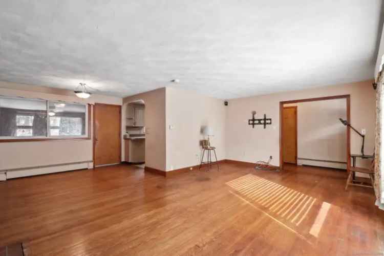 Single-family house For Sale in 464, Prospect Street, Naugatuck, Connecticut