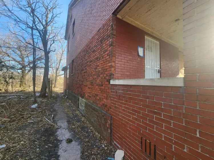 Single-family house For Sale in 571, Van Buren Street, Gary, Indiana