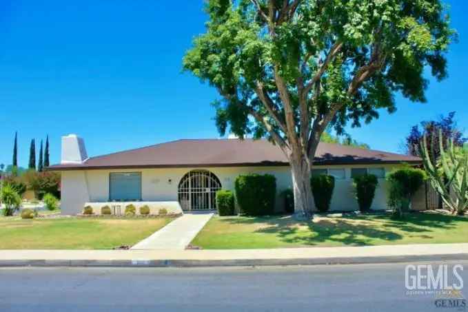 Single-family house For Sale in Bakersfield, California