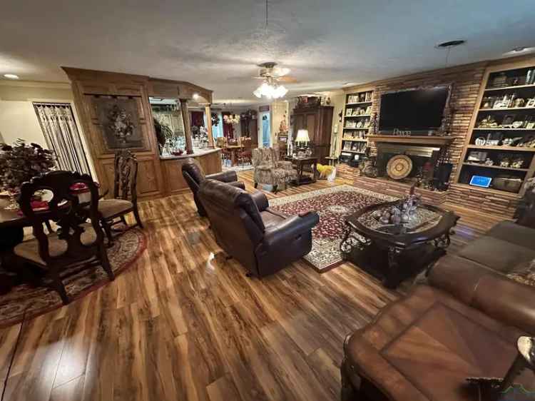 Single-family house For Sale in Henderson, Texas