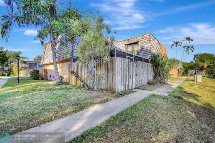 House For Sale in Palm Springs, Florida