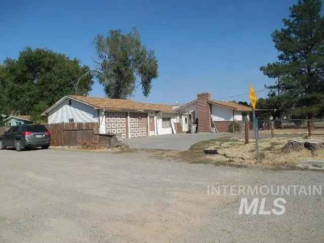 Single-family house For Sale in 1910, American Legion Boulevard, Mountain Home, Idaho