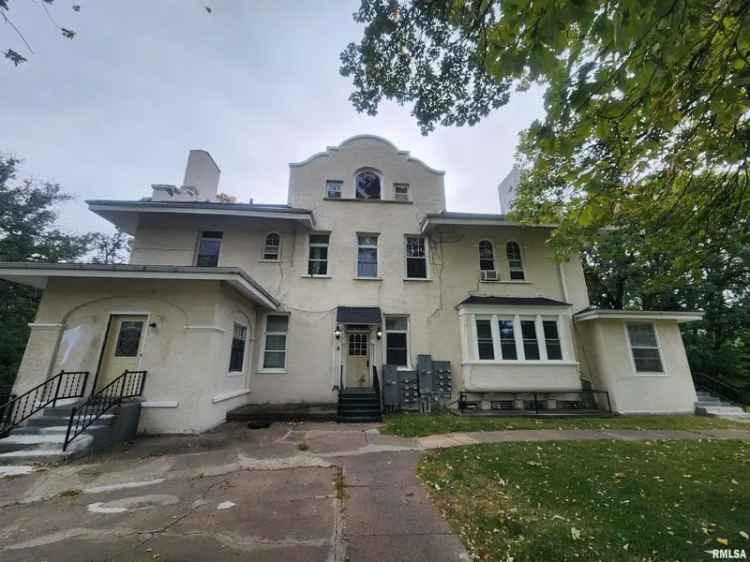 Multi-family house For Sale in 500, Oakhurst Drive, Clinton, Iowa