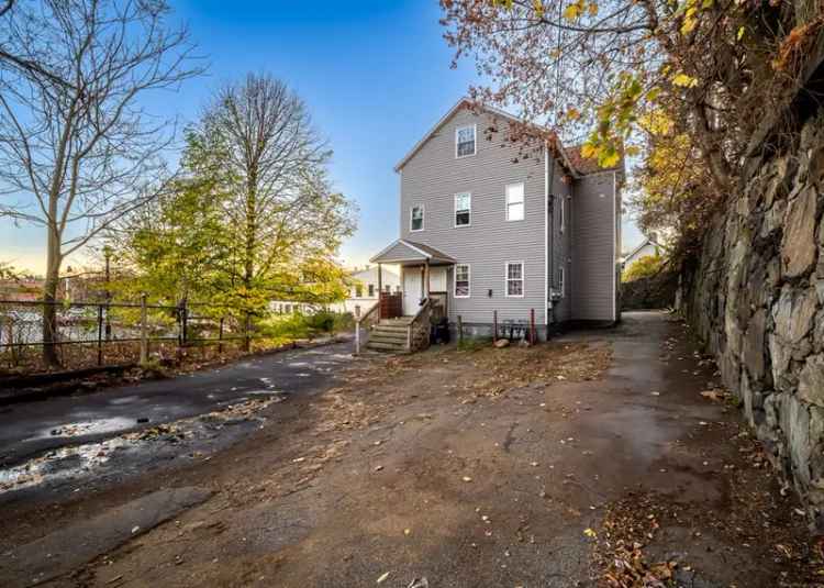 Multi-family house For Sale in 6, Grove Court, Waterbury, Connecticut