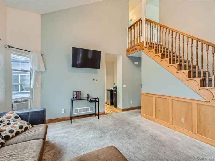 Single-family house For Sale in Lakewood, Colorado