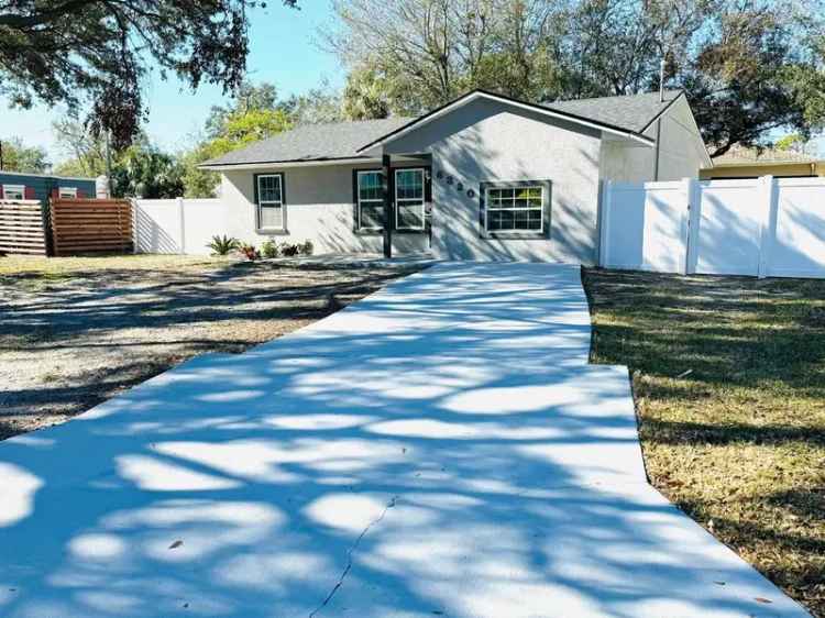 Single-family house For Sale in 6320, Cedar Street Northeast, Saint Petersburg, Florida