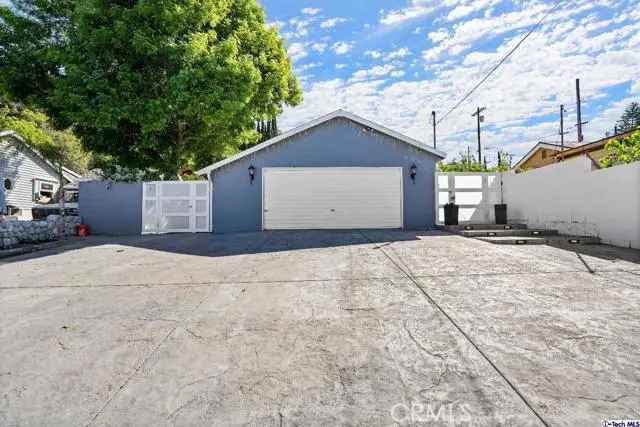 Single-family house For Sale in 6951, Bellclaire Street, Los Angeles, California