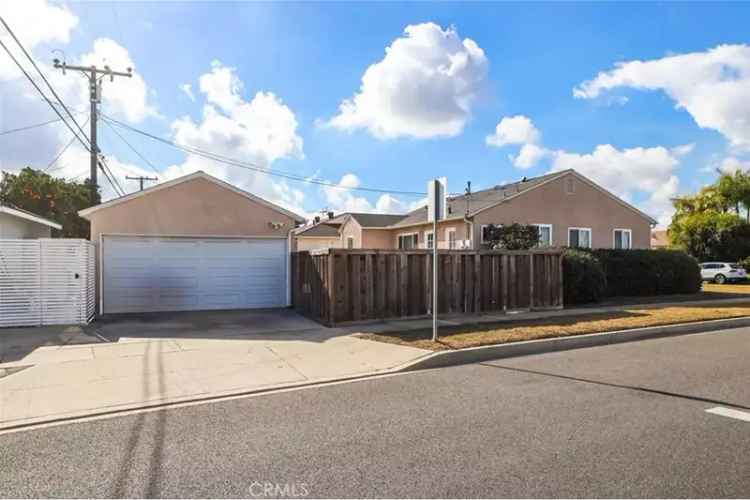 Single-family house For Sale in 3762, Senasac Avenue, Long Beach, California