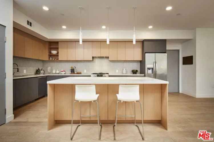 Condo For Sale in 5110, Whitsett Avenue, Los Angeles, California