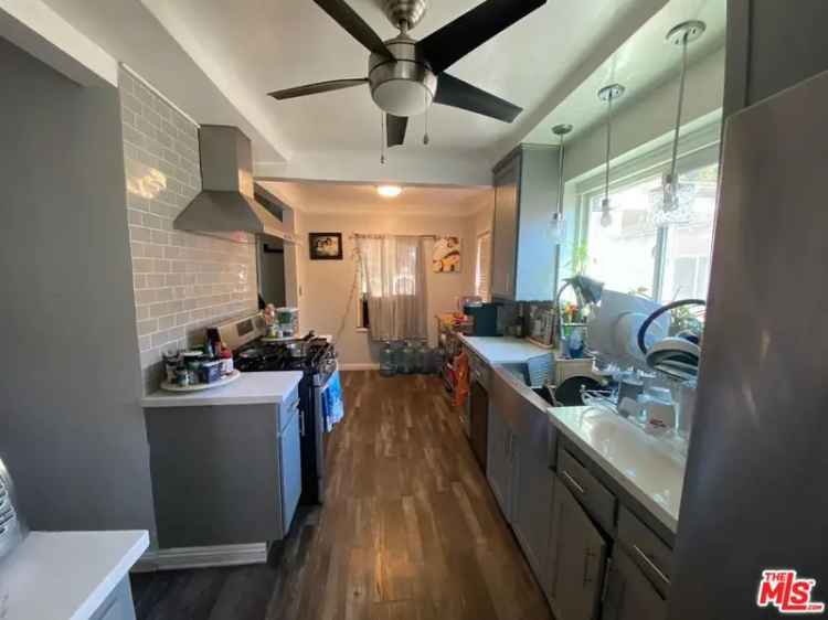 Single-family house For Sale in 3210, West 77th Street, Los Angeles, California