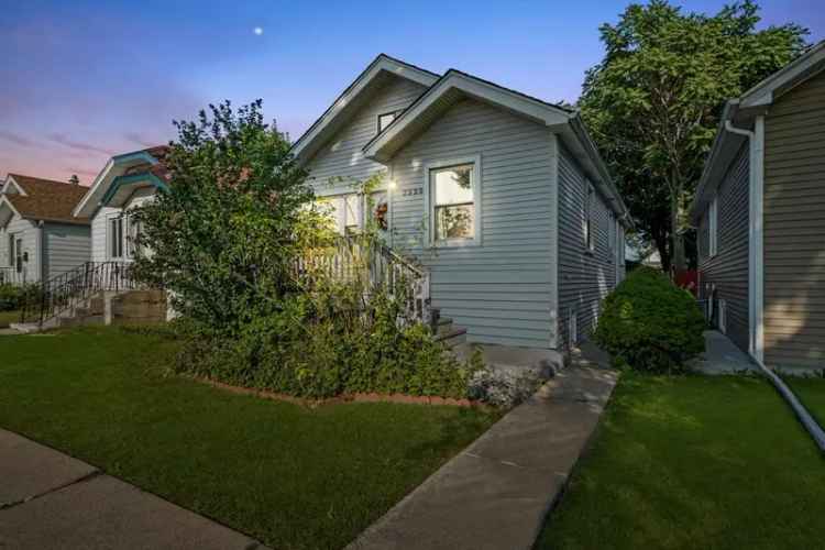 Single-family house For Sale in 2533, North New England Avenue, Chicago, Illinois