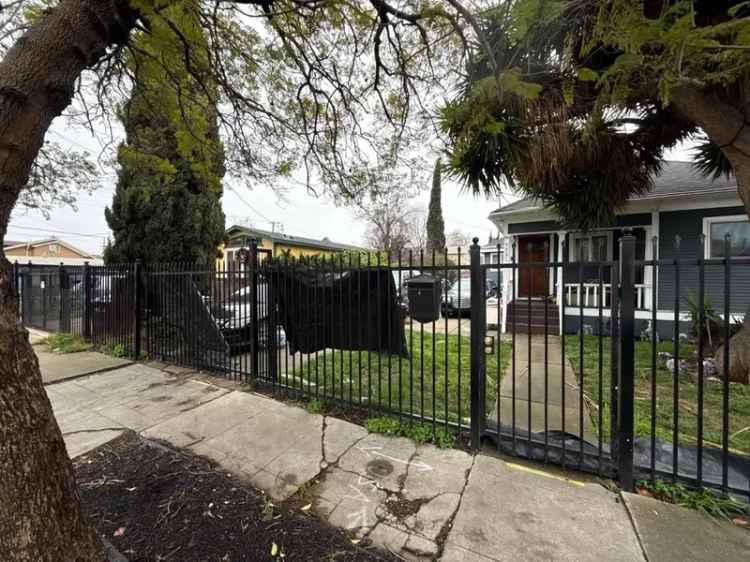 Single-family house For Sale in 9021, B Street, Oakland, California