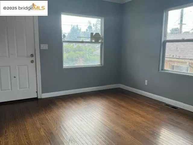 Single-family house For Sale in 4708, MacArthur Boulevard, Oakland, California