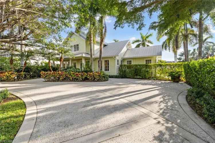 Single-family house For Sale in 572, 7th Avenue North, Naples, Florida